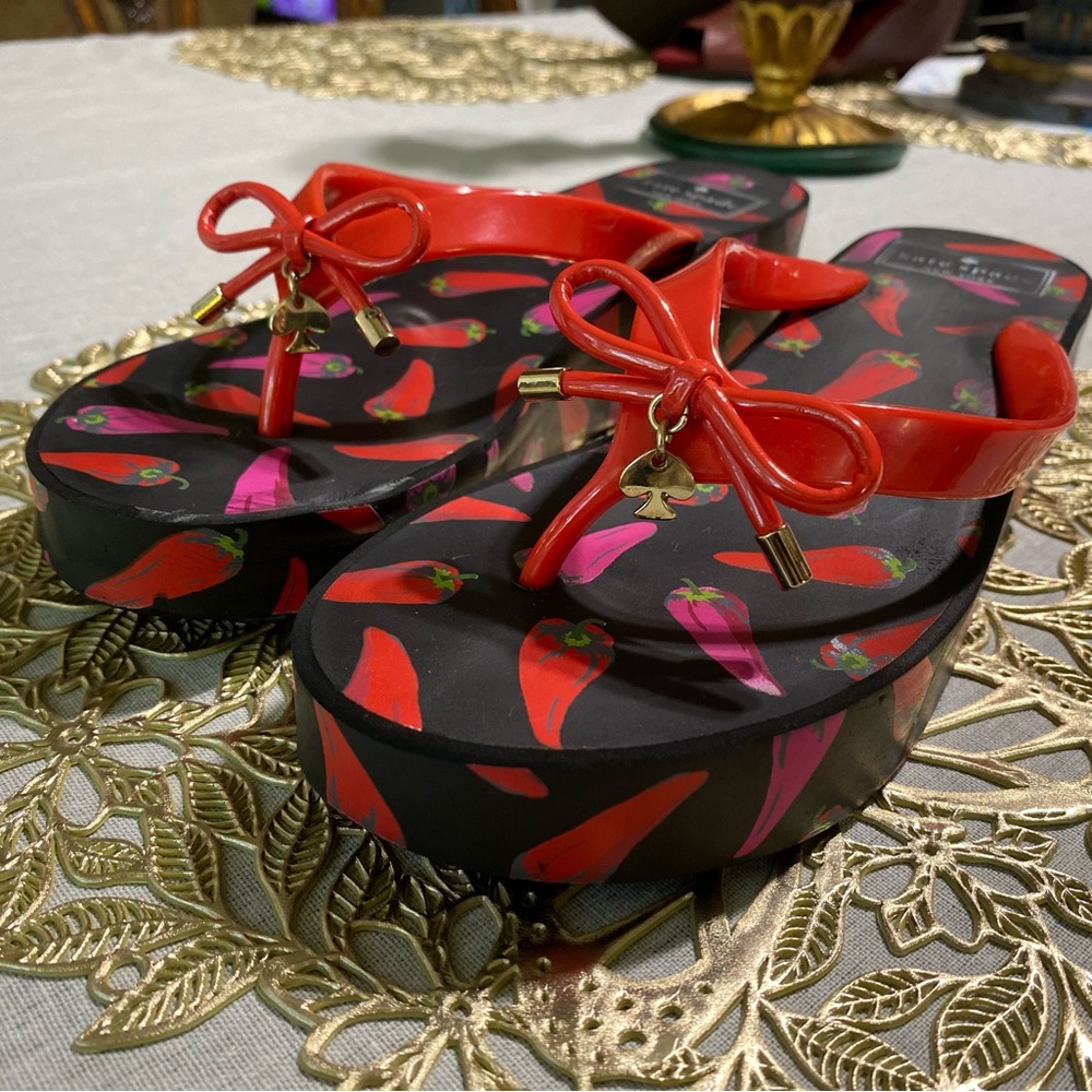 ❤️‍🔥❤️‍🔥❤️‍🔥Kate Spade Caynnne Pepper Red & Black Wedged Bowed 🎀Thong Sandals